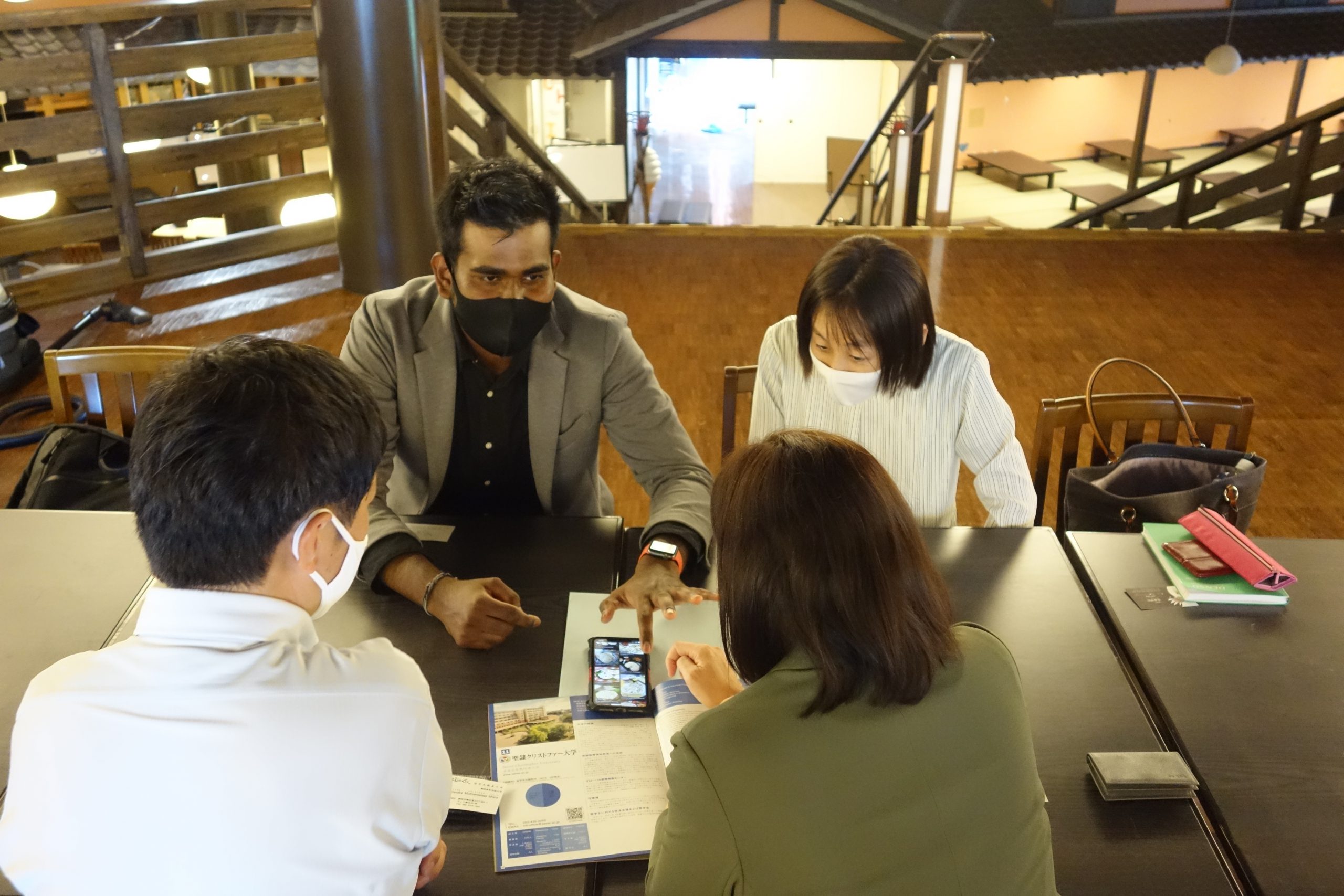 インターンシップ生が企業の担当者に母国の情報を説明