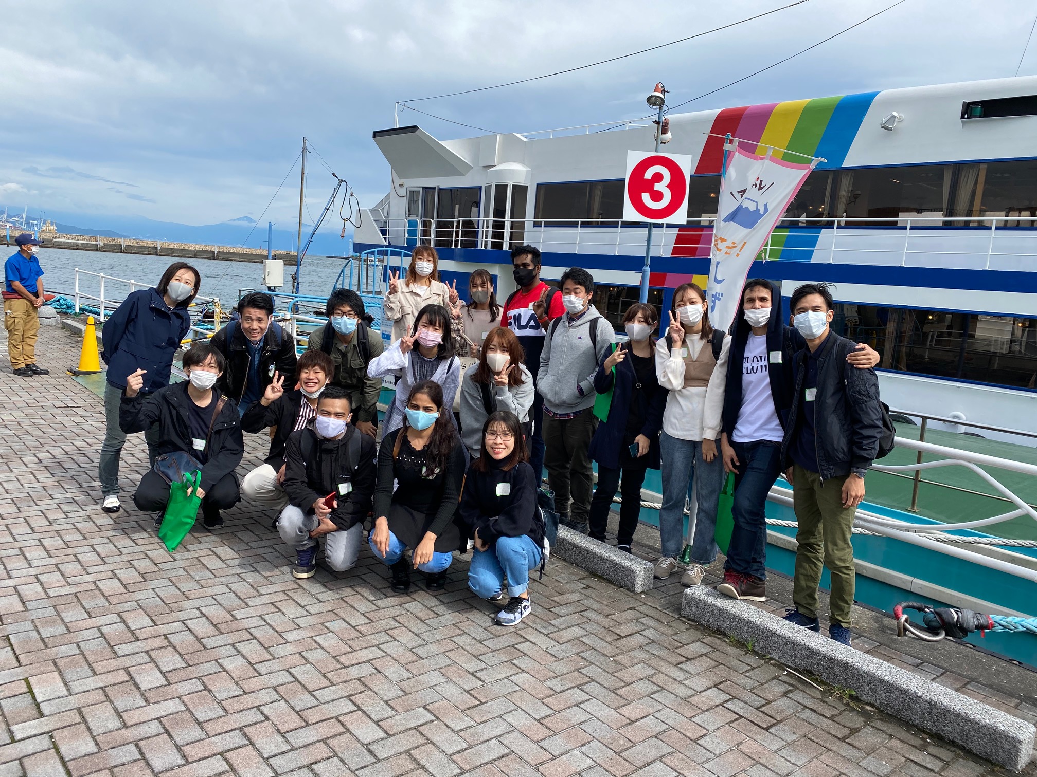 フェリーの前で記念撮影